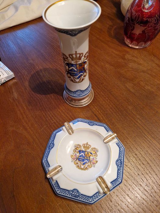 Conjunto Jarro e Cinzeiro porcelana Neoclassica