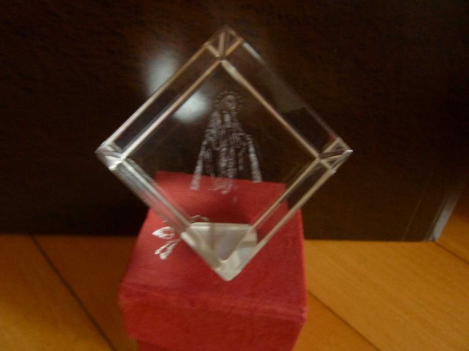 Szklany kryształ figurka statua Matka Boża hologram 3D kostka