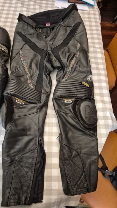 Jaqueta e calça de couro genuíno Shoei para motociclismo tamanho 50
