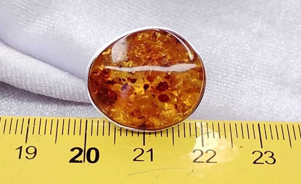 Srebrny pierścionek z bursztynem