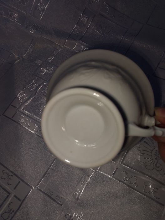 Biała filiżanka do herbaty na stopce