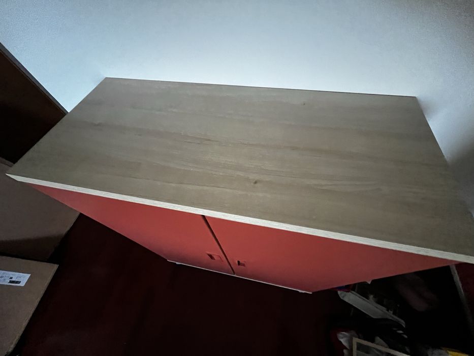 Comoda semi nova, com bom espaco de arrumação.