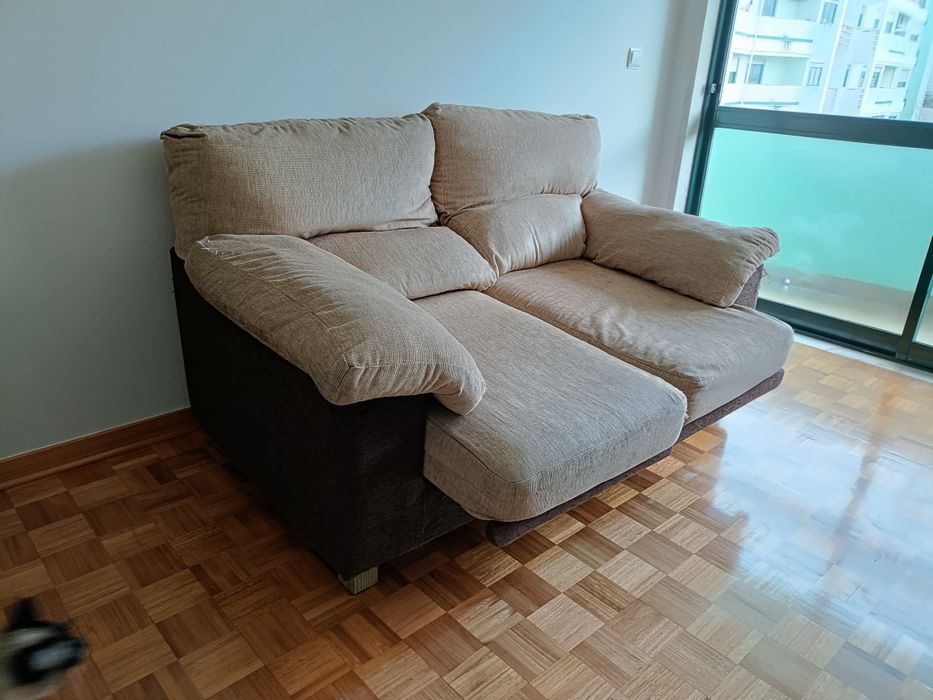 Sofá de 2 lugares bege