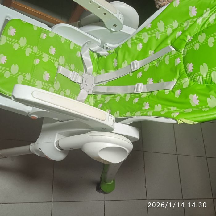 Pula pula e cadeira de refeição criança