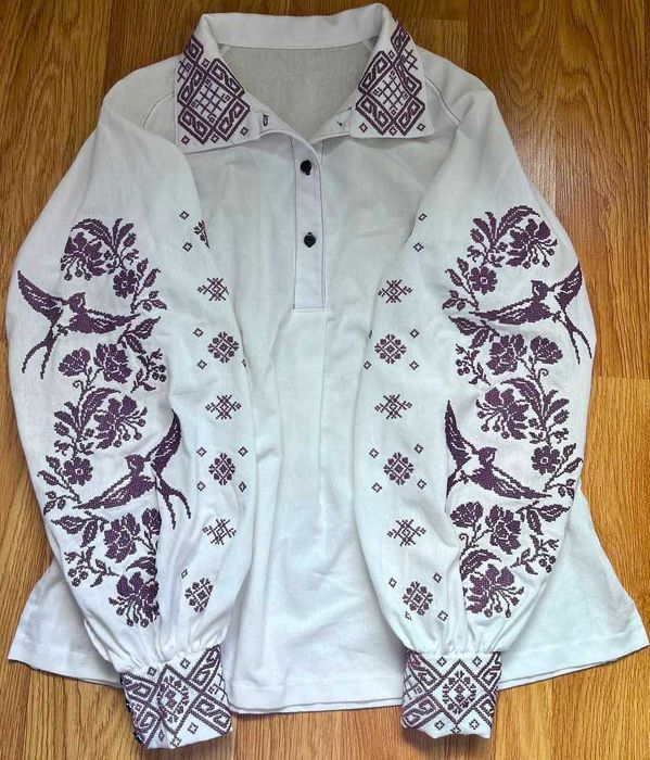 Модна жіноча вишиванка з льону з квітковим та геометричним орнаментом