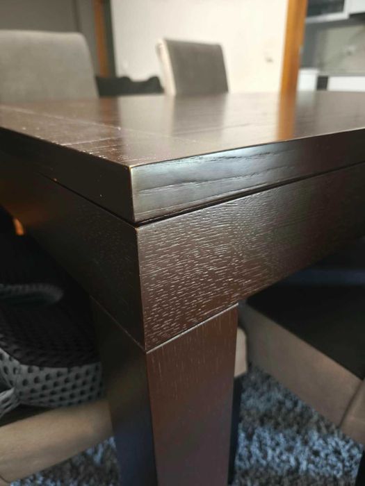 Mesa de Jantar extensivel em madeira maciça. Inclui as cadeiras