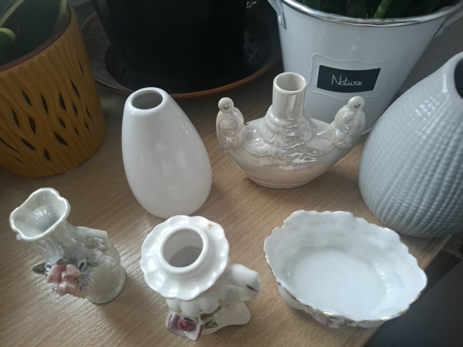 Zestaw porcelanowych przedmiotów, wazony,świecznik, pojemnik
