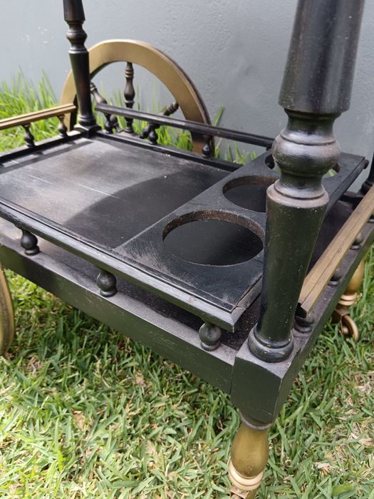 Carrinho de apoio vintage em madeira – Estilo clássico dourado/preto