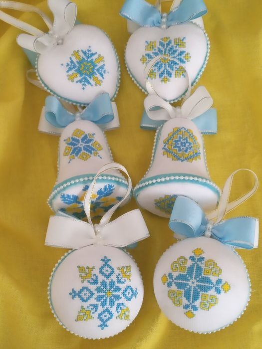 Новорічні іграшки вишиті