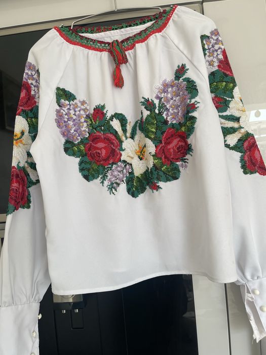 Вишита бісером сорочка