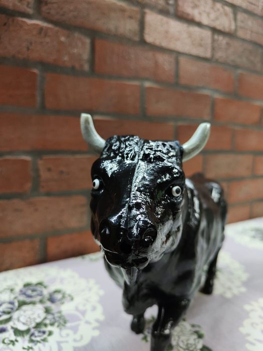 Touro em plástico espanhol