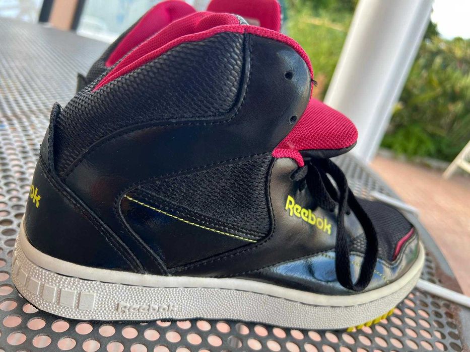 Ténis REEBOK pretos em muito bom estado