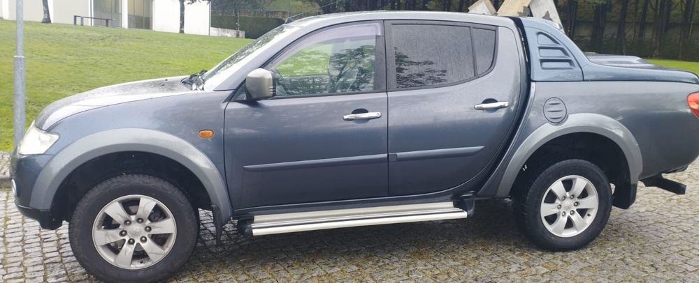 Mitsubishi l200 4x4 de 2006  2.5d
Em óptimo estado nunca fez todo o terreno, de dono muito cuidadoso 
Com todos os extras 
Bancos em pele
Ar condicion