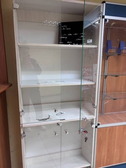 Вітрини скляні, скляний шкаф, для товару