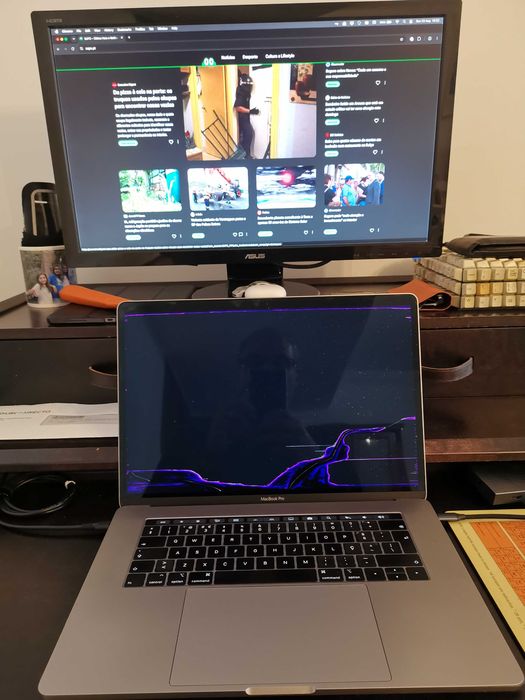 Macbook Pro 15'' 2018 16GB RAM+512GB Disco (só funciona com monitor externo)