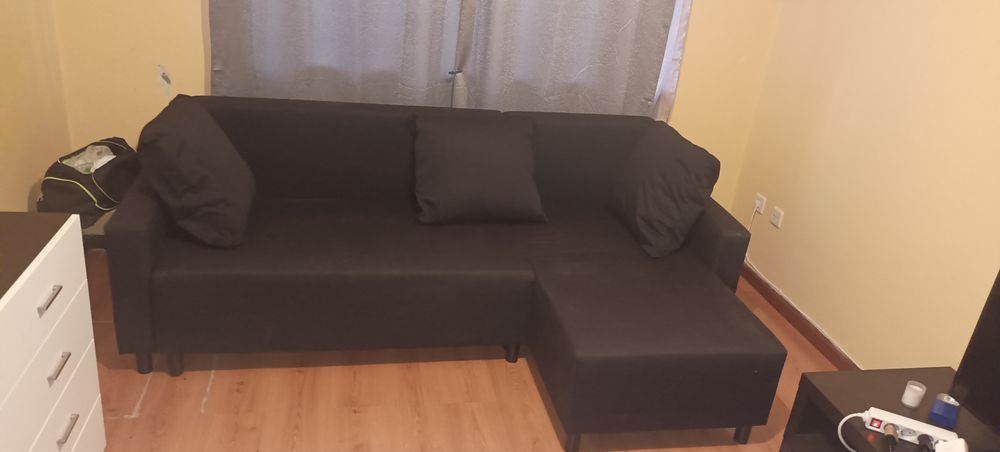 diversos móveis e equipamentos