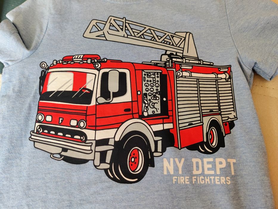 T-shirt azul, manga curta, carro bombeiros, Palomino C &A, 110 cm