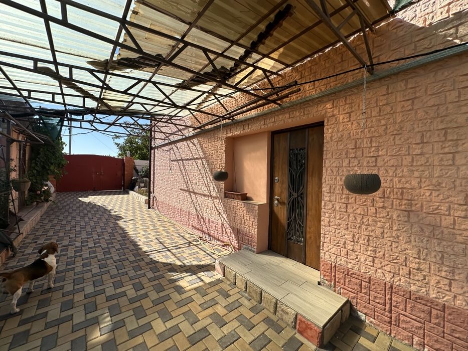 Продам 2-х этажный каменный дом  в Варваровке на участке 7. 12 соток