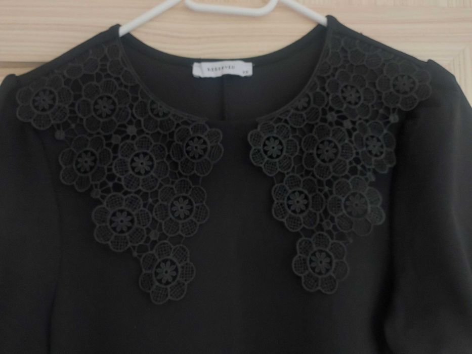 Sukienka z koronkowym kołnierzykiem mała czarna Reserved xs