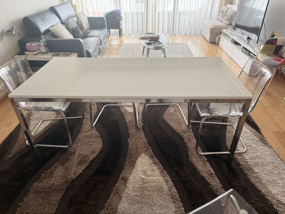 Mesa de jantar branca com pé de metal
