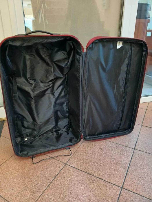 Walizka podróżna czerwona