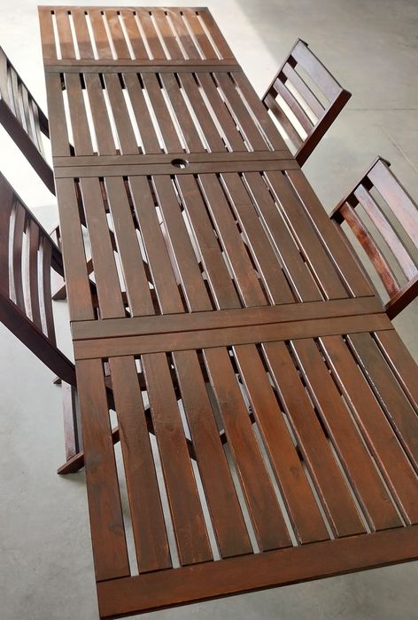 Mesa extensível com cadeiras.