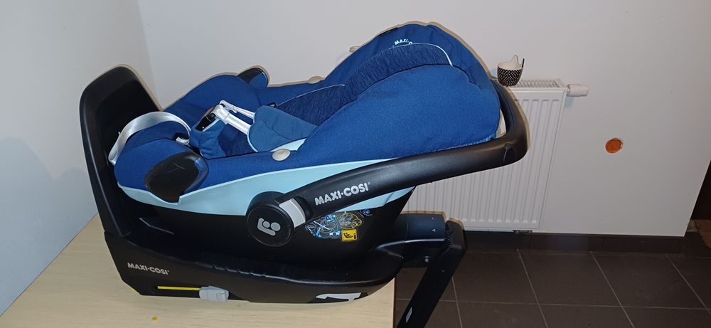 Fotelik Nosidełko  i bazą MaxiCosi