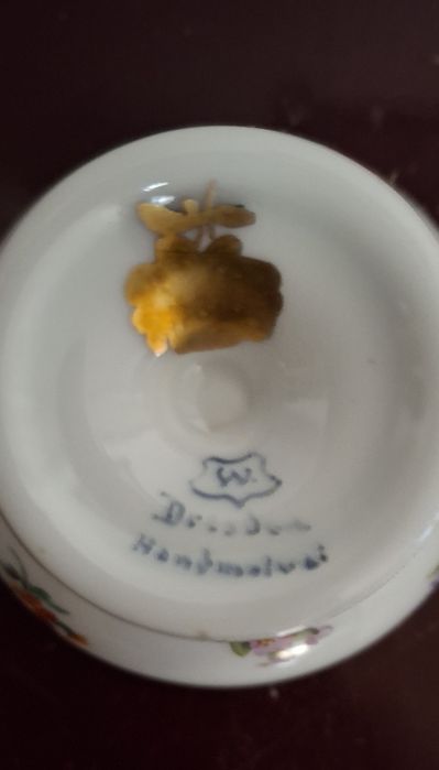 Rara chávena e pires de café da prestigiada fábrica Dresden séc XIX, Pintada à mão com motivos florais