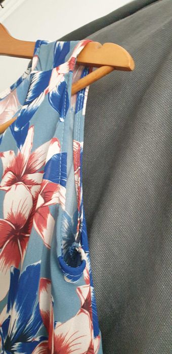 Blusa florida com drapeado