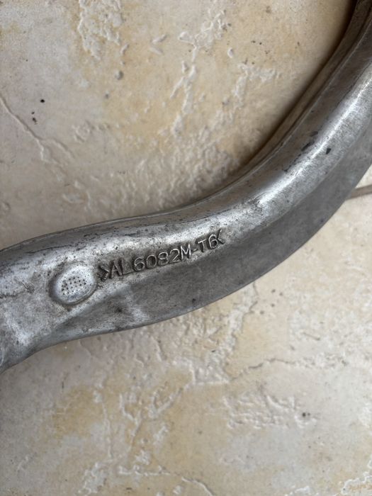 Важіль Важель підвіски тесла Tesla 3 передній верхній правий