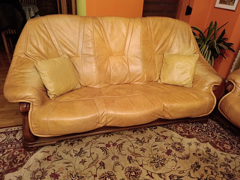 Solidny komplet wypoczynkowy 3+2+1 – Skóra, drewno, wygodny