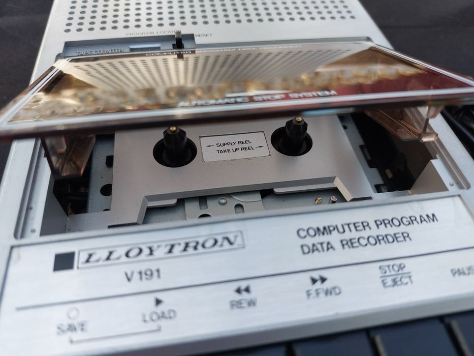 Gravador de dados de programa de computador Lloytron V191. 
Serve para