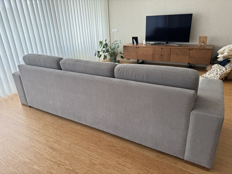 Sofá de 3 lugares mais pufe