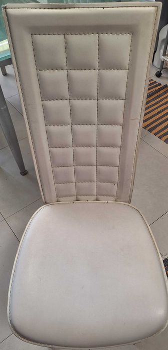 Mesa de vidro levemente esverdiado