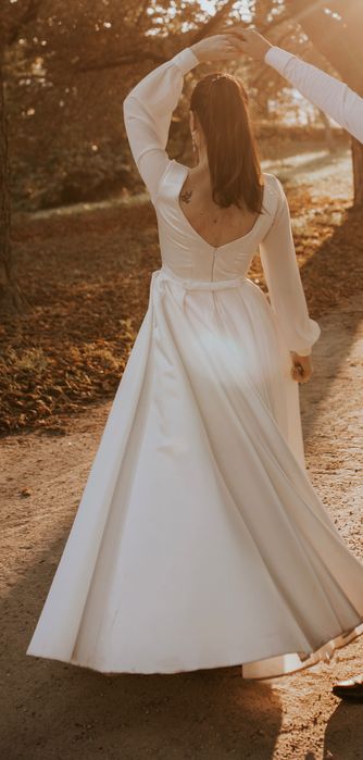 Atłasowa suknia ślubna.