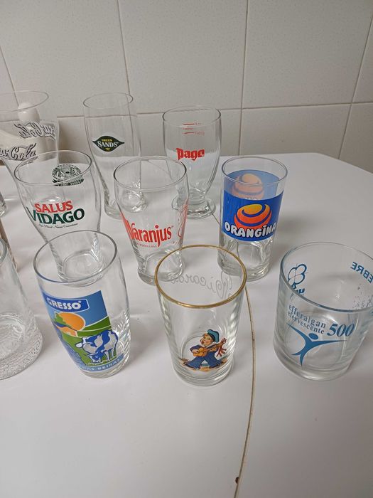 Copos de agua e sumo com várias marcas 20 unidades