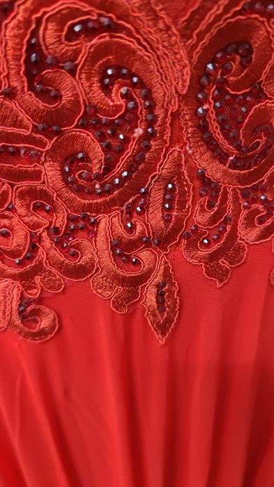 Długa czerwona sukienka