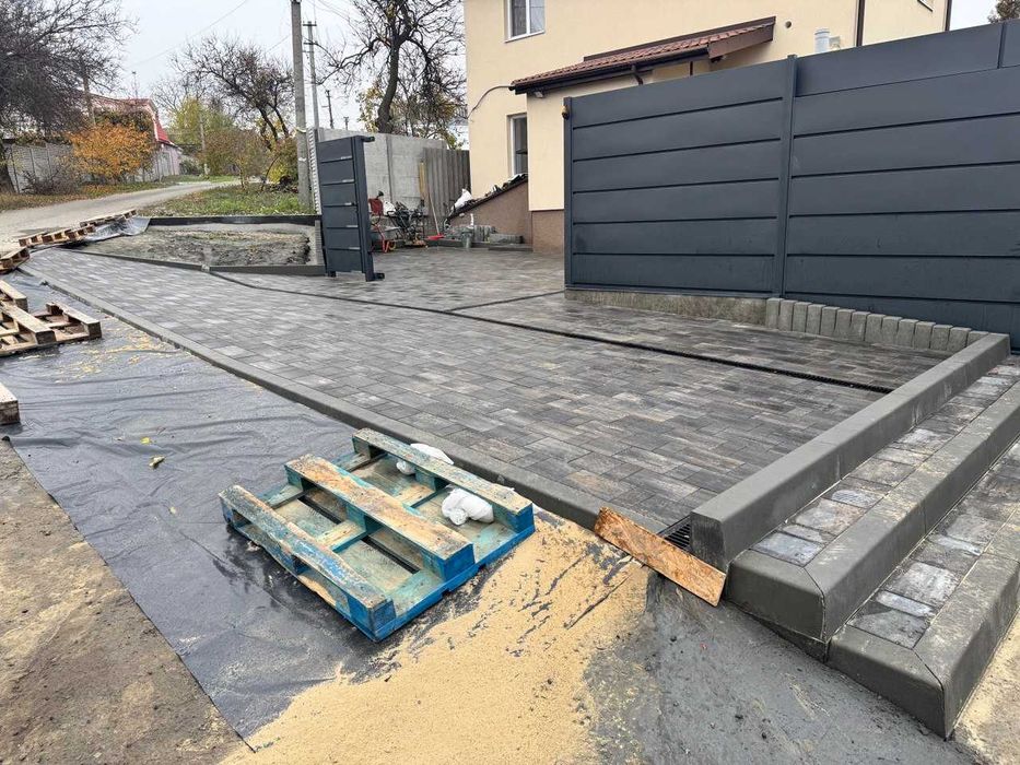 Бордюри, поребрики, полісади, тактильна плитка, полусфери та ін.