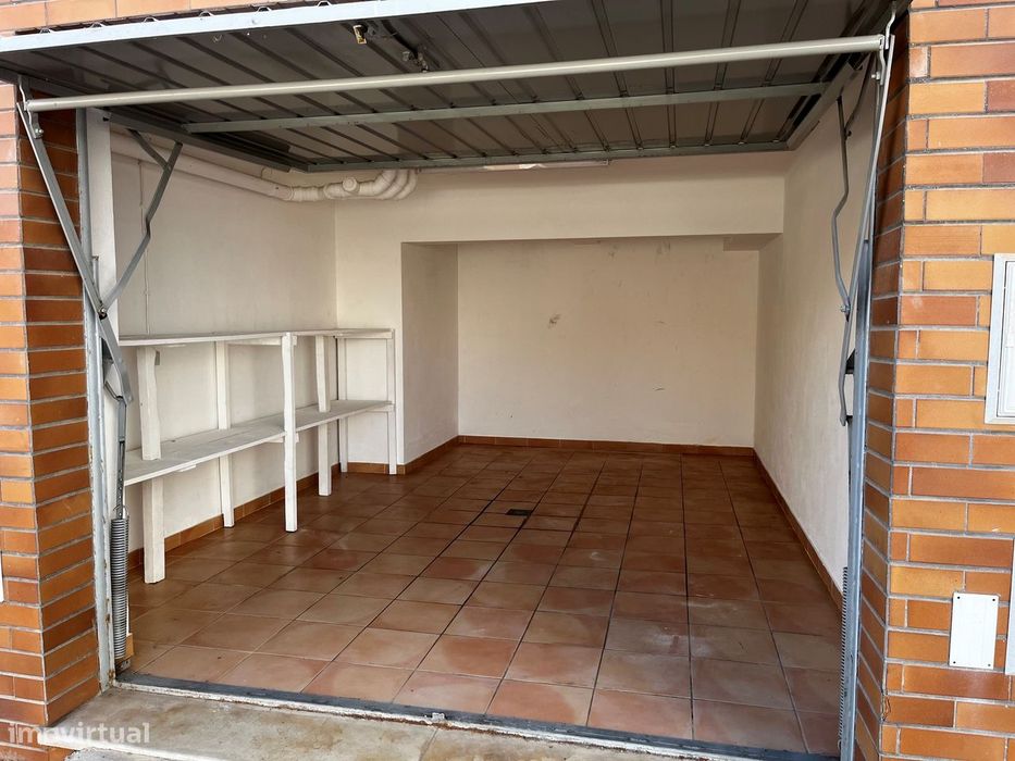 Garagem fechada para venda – Excelente localização em Tavira