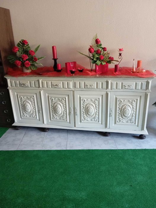 Aparador com tampo em mármore