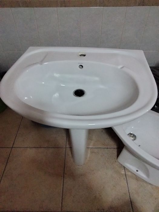 Loiças wc, lavatórios, bidé, lâmpada teto e canto chuveiro