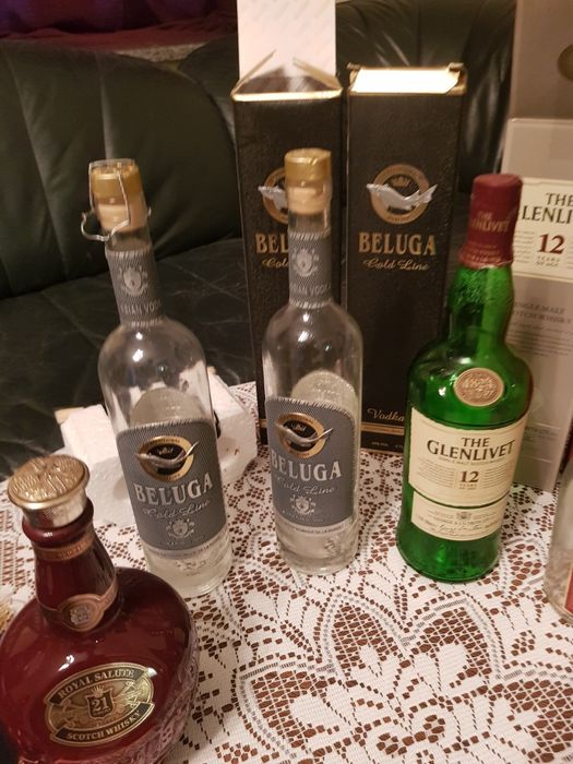 Пустые  бутылки из под спиртного.