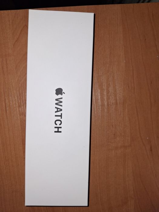 Apple Watch SE (Gen 2) 40mm Starlight Aluminium Case Sport Band.