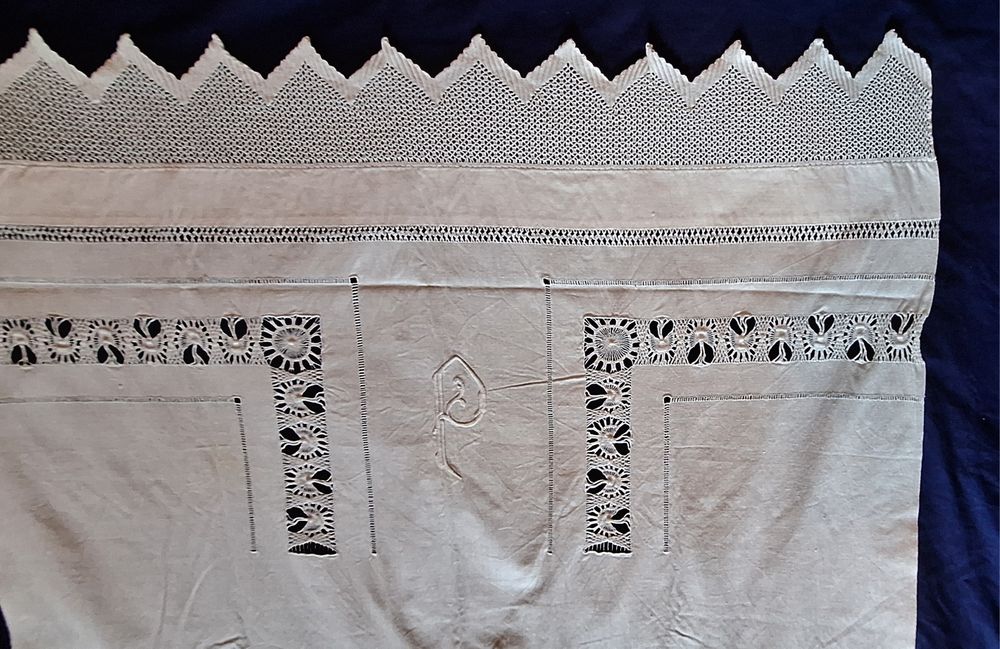 Toalha de lavatório em linho renda e 2 monogramas bordados antiga 1930