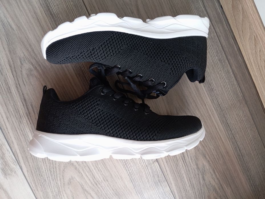 Czarne buty sportowe