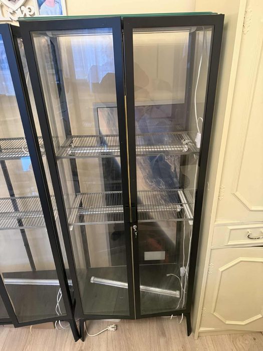 Witryna Ikea milsbo z oświetleniem