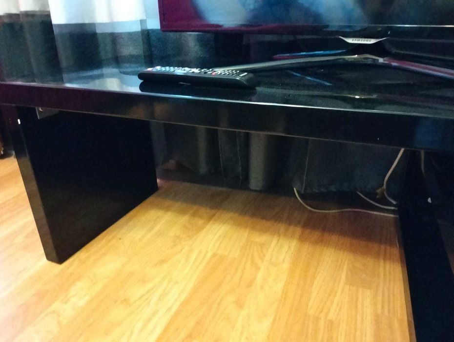 Mesa Preta de TV Retrátil