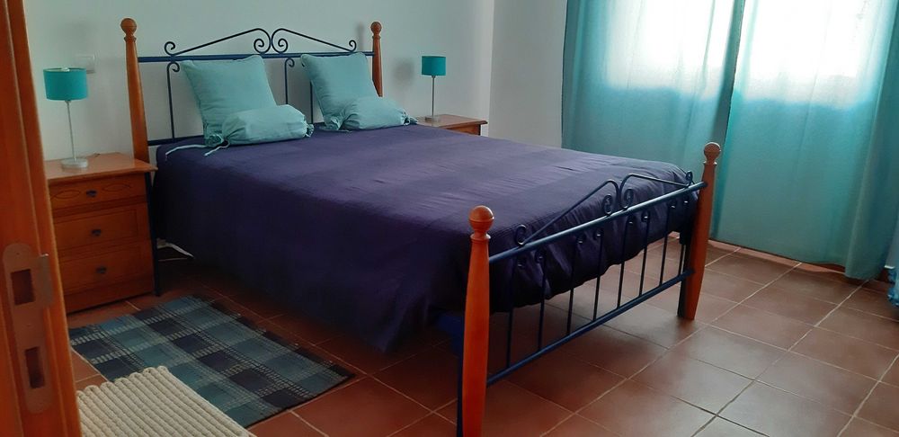 Quarto casal cama e mesas cabeceira (ótimo estado)