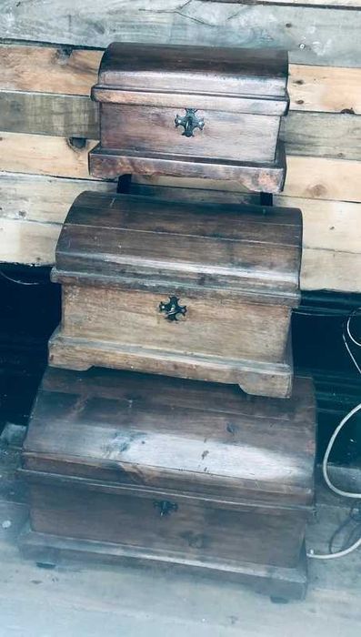 baús de madeira antigos de estilo rústico,