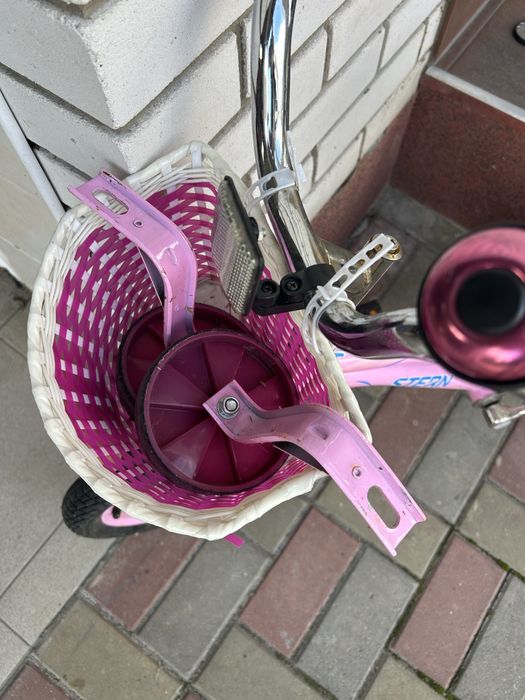 Дитячий велосипед з допоміжними колесами